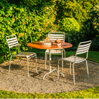 Schaffner Fiberglas Tisch Davos 100cm rot rund mit Aluminium Stühlen im Garten