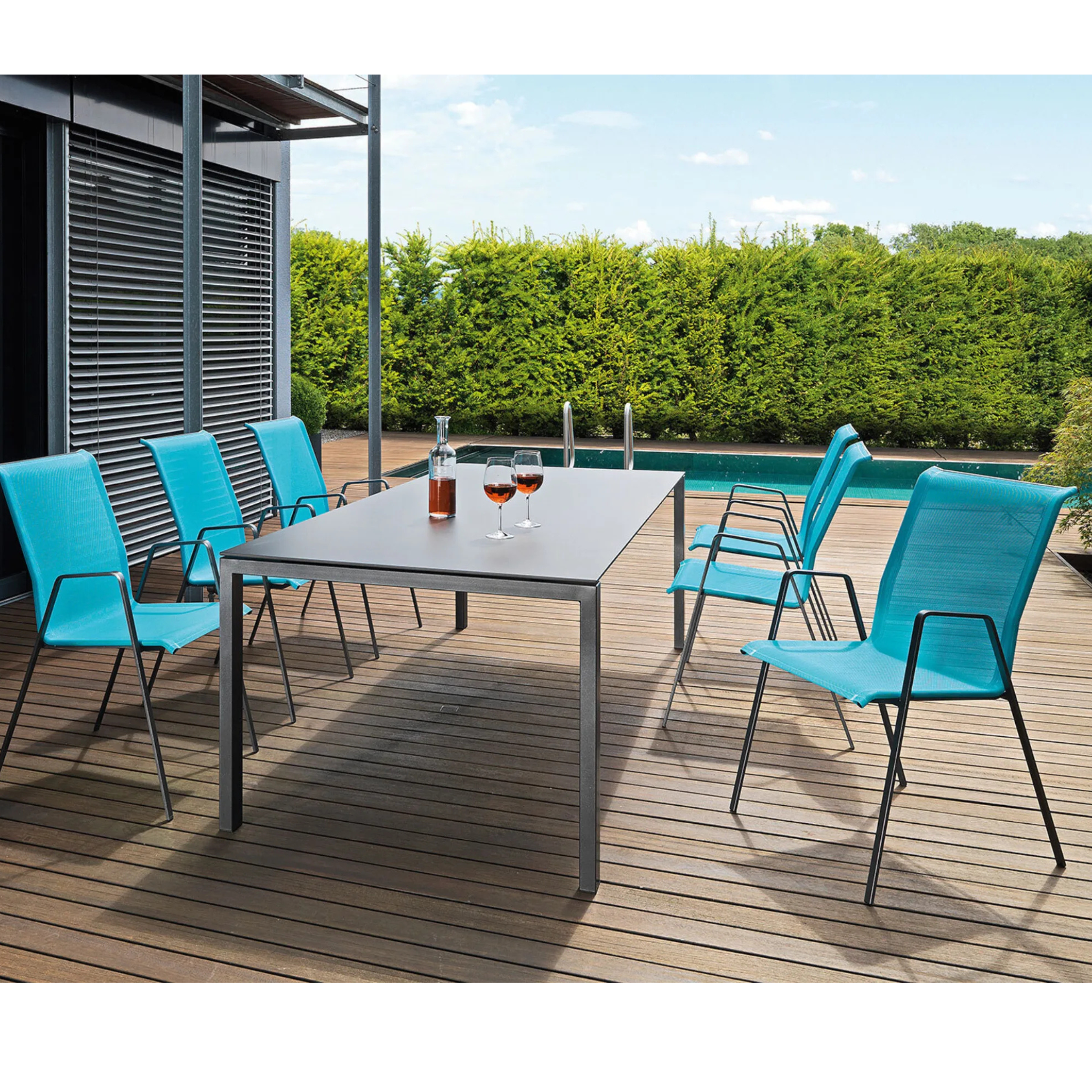 Schaffner Sessel Luzern Comfort in Champagner und Crèmegrün auf moderner Terrasse mit Tisch