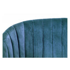 Armlehnstuhl Queen Velvet Blau mit geschwungener Rückenlehne und vertikalen Steppnähten.