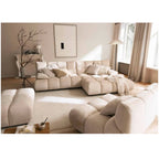 Moderne Polstermöbel in Beige: Wohnzimmer mit Modulsofa, Poufs und minimalistischer Einrichtung.