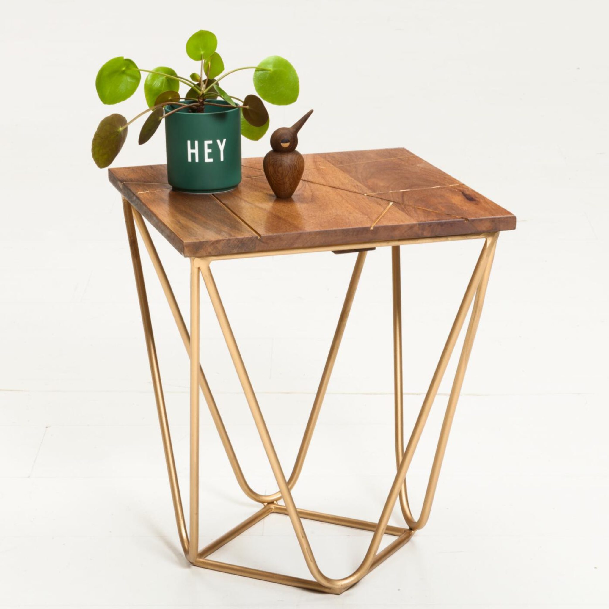 Moderner Beistelltisch aus Holz und Metall mit Pflanze und Deko-Objekten