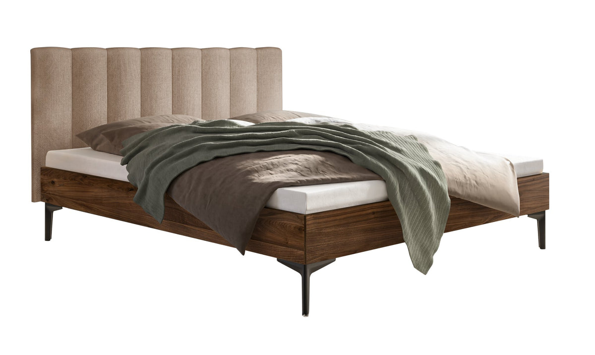 Hasena Donata Massivholzbett mit Polsterkopfteil – 140 x 200 cm, Fusshöhe 20 cm, Nussbaum, geölt, Pace sand