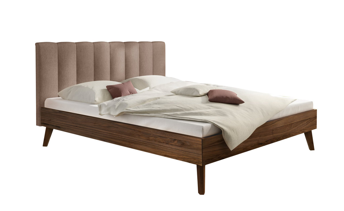 Hasena Taliana Massivholzbett mit Polsterkopfteil – 140 x 200 cm, Fusshöhe 20 cm, Nussbaum, geölt, Pace sand