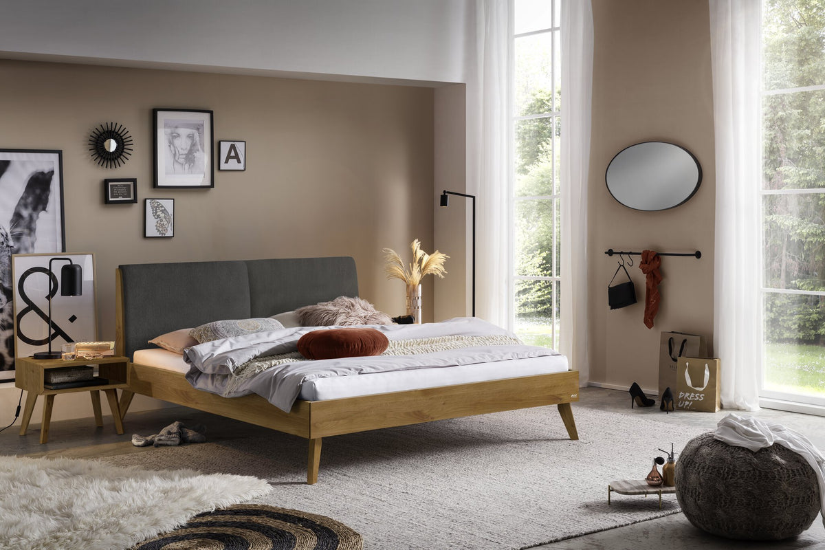 Hasena Simone Bett mit Polsterkopfteil – 140 x 200 cm, Fusshöhe 25 cm, Wildeiche natur, geölt, Pace light grey