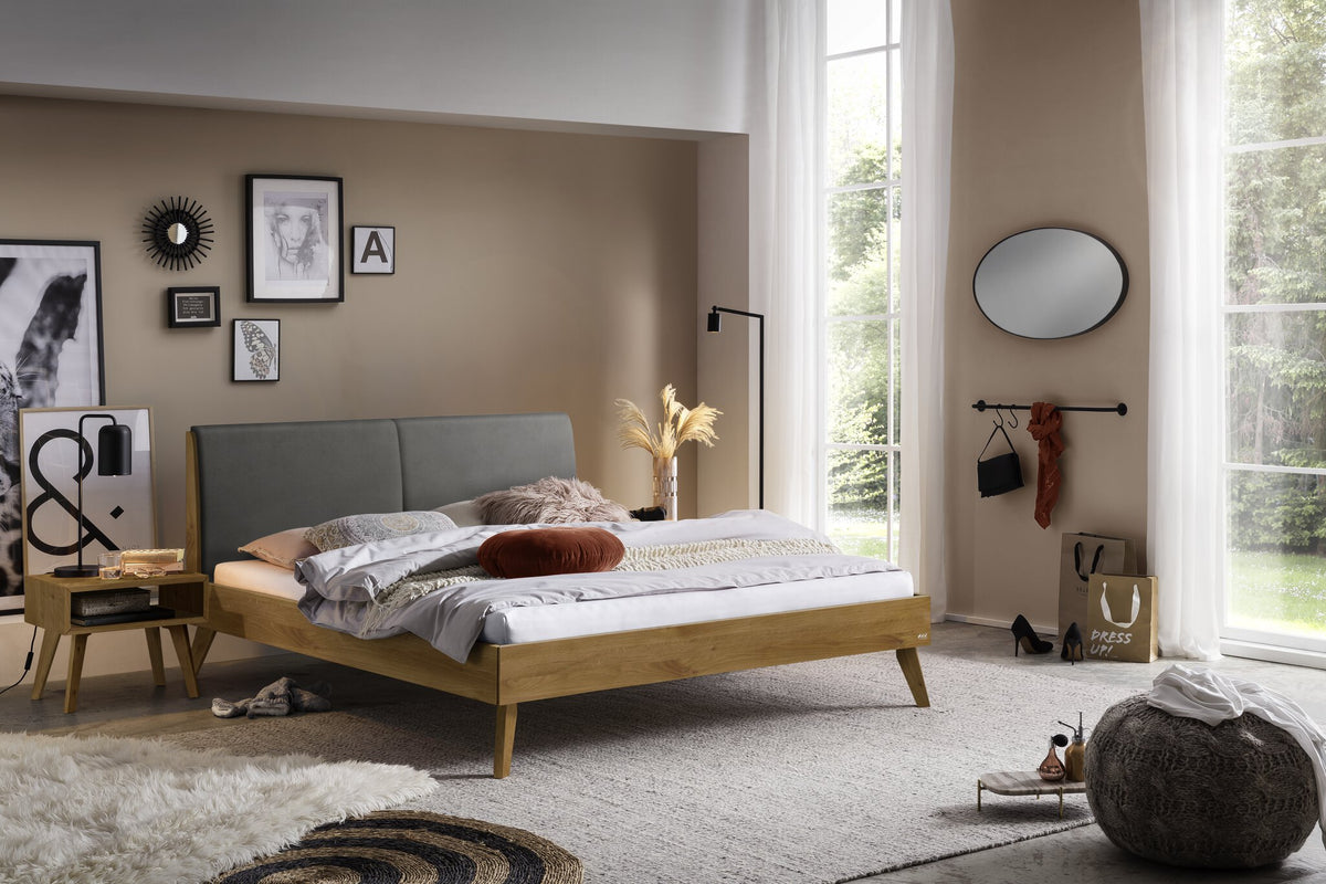 Hasena Simone Bett mit Polsterkopfteil – 140 x 200 cm, Fusshöhe 25 cm, Nussbaum, geölt, Pace sand