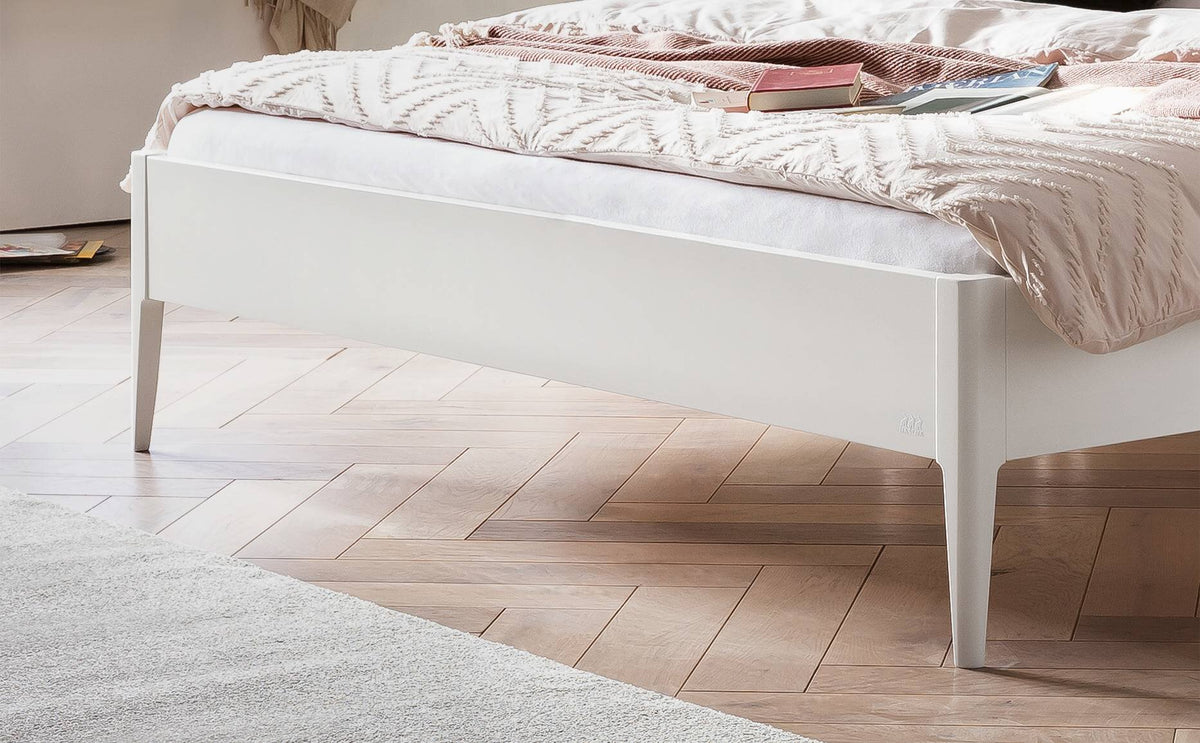 Hasena Sestola Bett mit Polsterkopfteil – 160 x 200 cm, Fusshöhe 20 cm, MDF weiss deckend, lackiert, 842-Pace sand