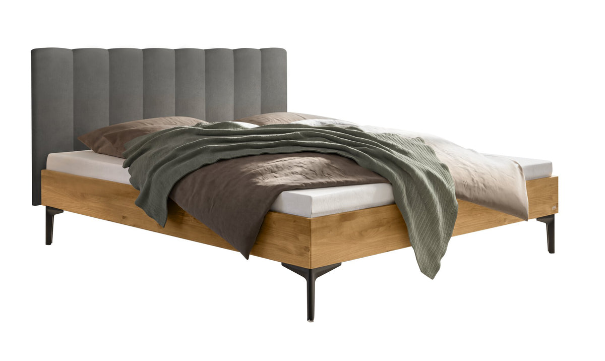 Hasena Donata Massivholzbett mit Polsterkopfteil – 140 x 200 cm, Fusshöhe 20 cm, Wildeiche natur, geölt, Monet steel