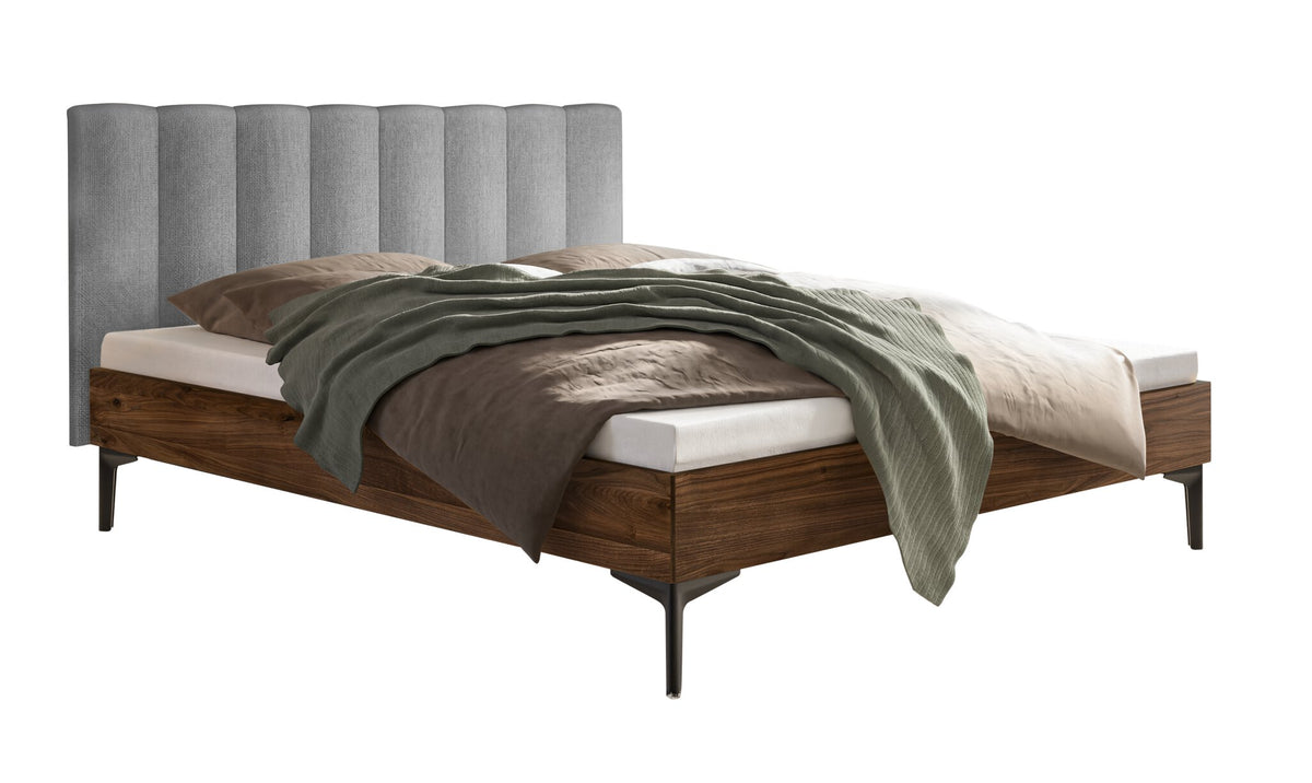 Hasena Donata Massivholzbett mit Polsterkopfteil – 140 x 200 cm, Fusshöhe 20 cm, Nussbaum, geölt, Pace light grey
