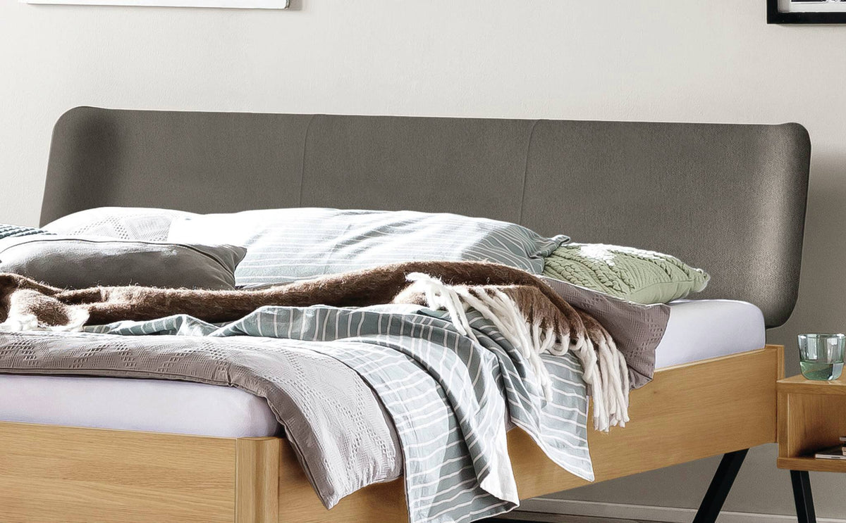 Hasena Montieri Massivholzbett mit Polsterkopfteil – 160 x 200 cm, Fusshöhe 20 cm, Nussbaum, geölt, 835-Monet steel