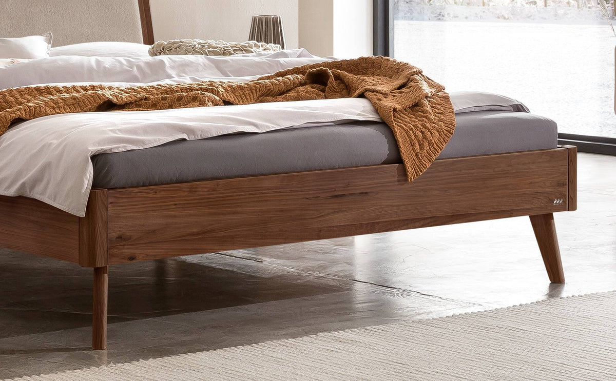 Hasena Fabro Bett mit Polsterkopfteil – 160 x 200 cm, Fusshöhe 25 cm, Nussbaum, geölt, 842-Pace sand
