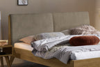 Hasena Simone Bett mit Polsterkopfteil – 160 x 200 cm, Fusshöhe 25 cm, Kernbuche natur, geölt, Pace light grey