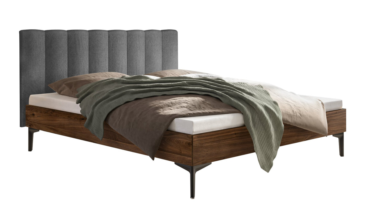 Hasena Donata Massivholzbett mit Polsterkopfteil – 140 x 200 cm, Fusshöhe 20 cm, Nussbaum, geölt, Pace grey