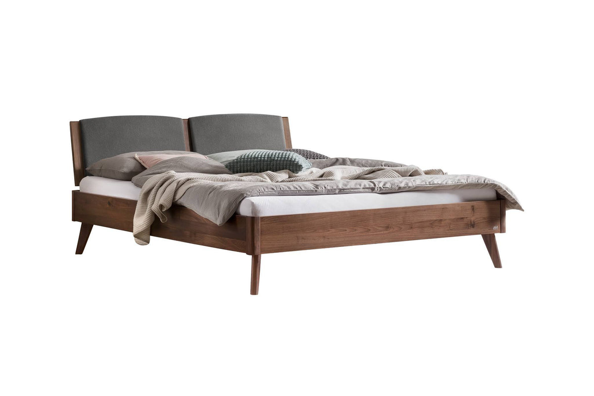 Hasena Mareto Massivholzbett mit Polsterkopfteil – 140 x 200 cm, Fusshöhe 20 cm, Nussbaum, geölt, 841-Pace grey