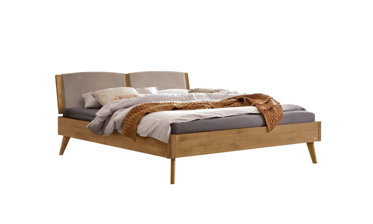 Hasena Fabro Bett mit Polsterkopfteil – 140 x 200 cm, Fusshöhe 20 cm, Wildeiche natur, geölt, 842-Pace sand