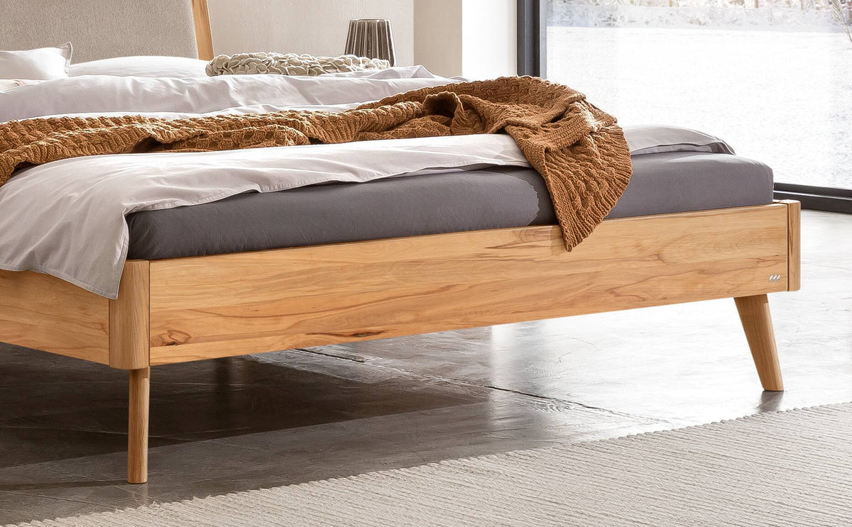 Hasena Fabro Bett mit Polsterkopfteil – 160 x 200 cm, Fusshöhe 25 cm, Wildeiche natur, geölt, 842-Pace sand