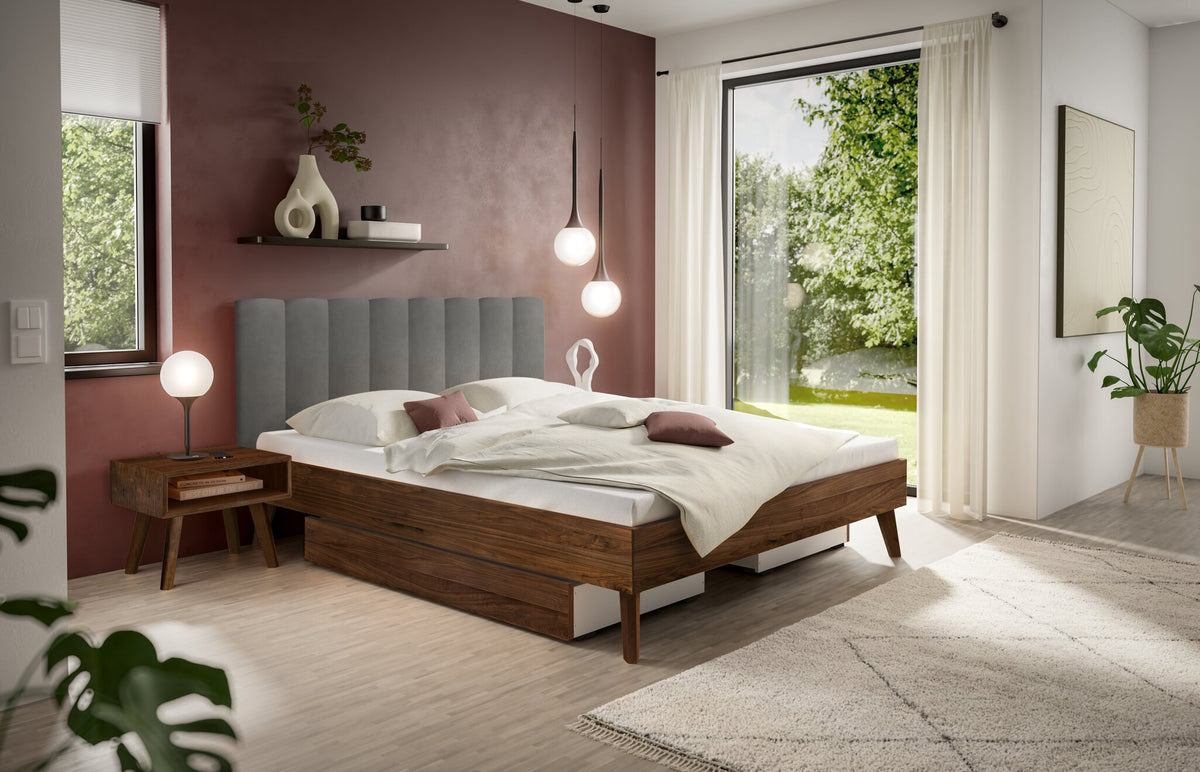 Hasena Taliana Massivholzbett mit Polsterkopfteil – 140 x 200 cm, Fusshöhe 25 cm, Nussbaum, geölt, Monet steel