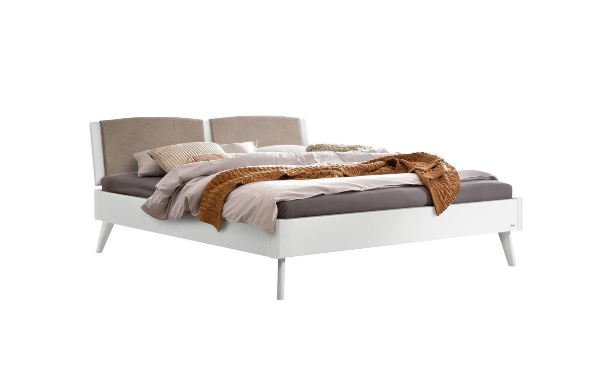 Hasena Fabro Bett mit Polsterkopfteil – 140 x 200 cm, Fusshöhe 20 cm, MDF weiss deckend, lackiert, 842-Pace sand