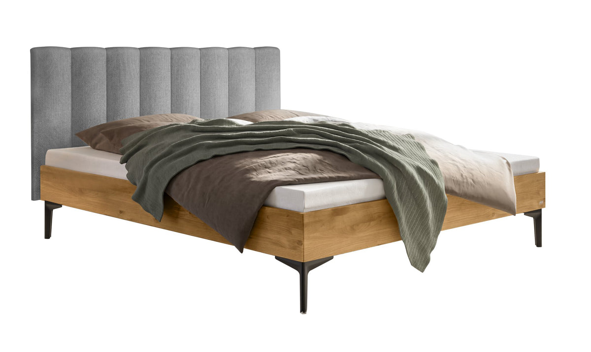 Hasena Donata Massivholzbett mit Polsterkopfteil – 140 x 200 cm, Fusshöhe 20 cm, Wildeiche natur, geölt, Pace light grey