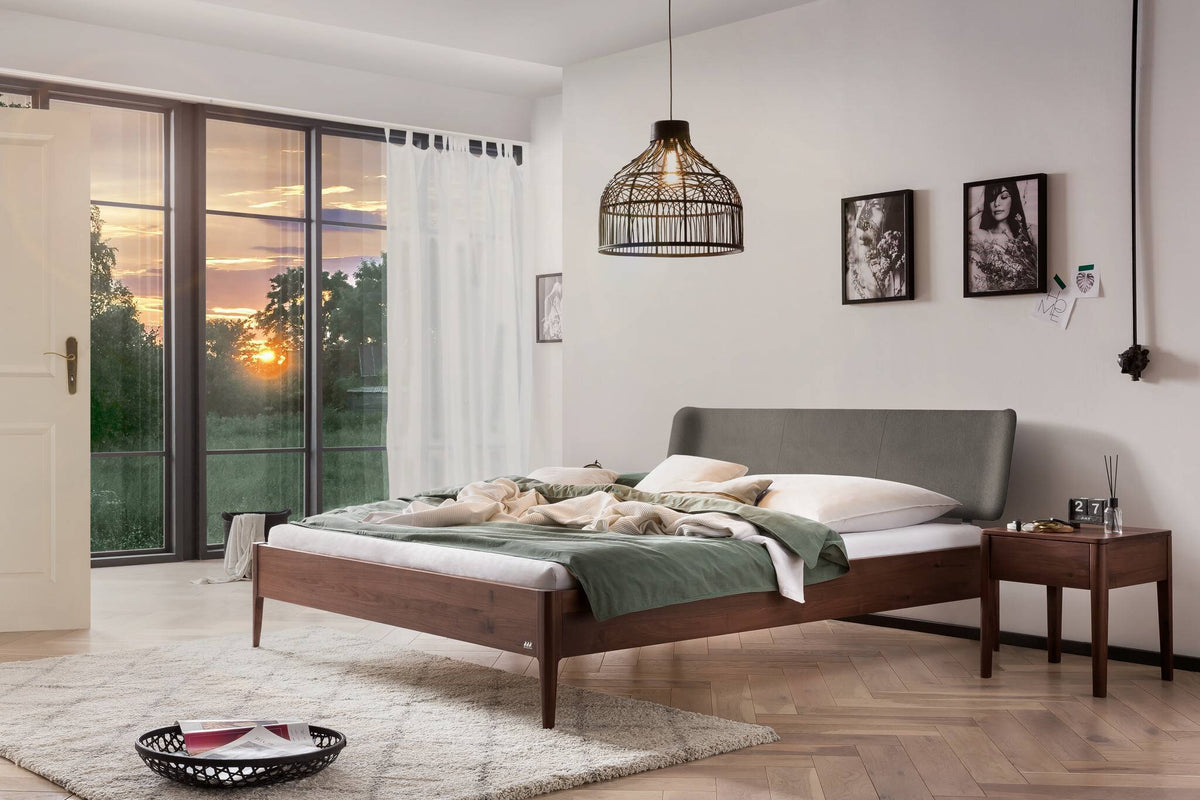Hasena Varese Massivholzbett mit Polsterkopfteil – 140 x 200 cm, Fusshöhe 25 cm, Nussbaum, geölt, 841-Pace grey