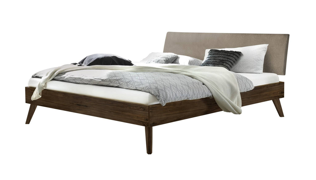 Hasena Pesaro Bett mit Polsterkopfteil – 90 x 200 cm, Fusshöhe 20 cm, Nussbaum, geölt, Pace sand