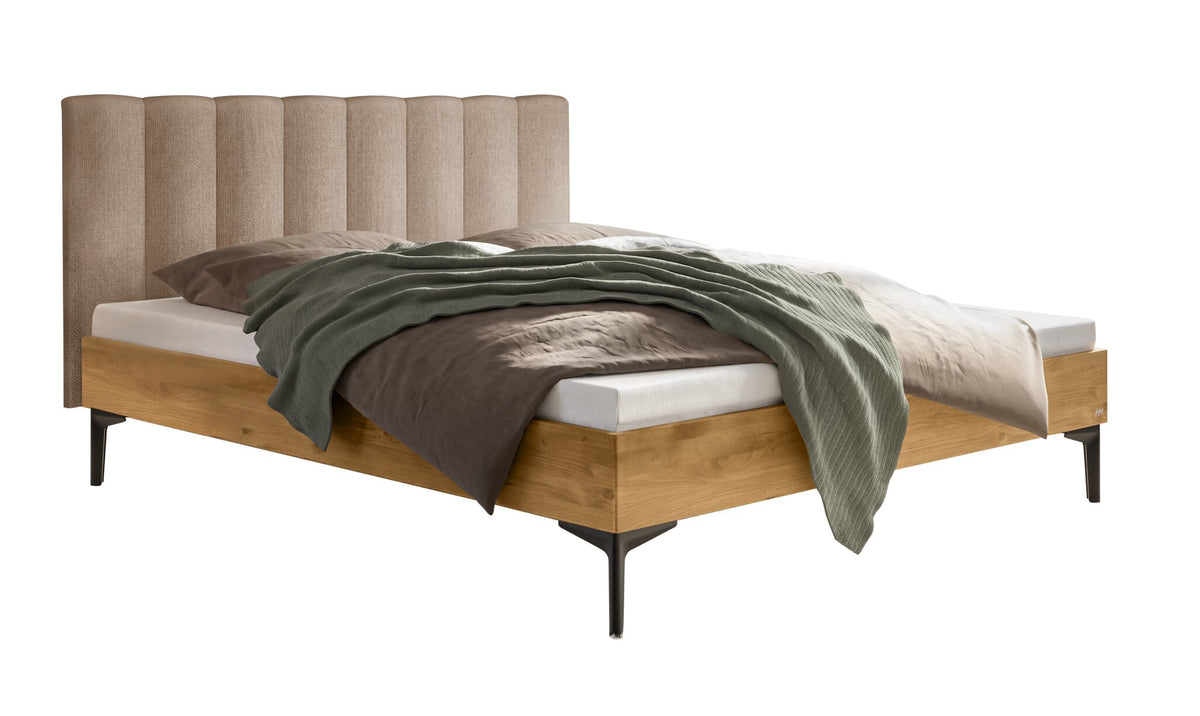 Hasena Donata Massivholzbett mit Polsterkopfteil – 140 x 200 cm, Fusshöhe 20 cm, Wildeiche natur, geölt, Pace sand