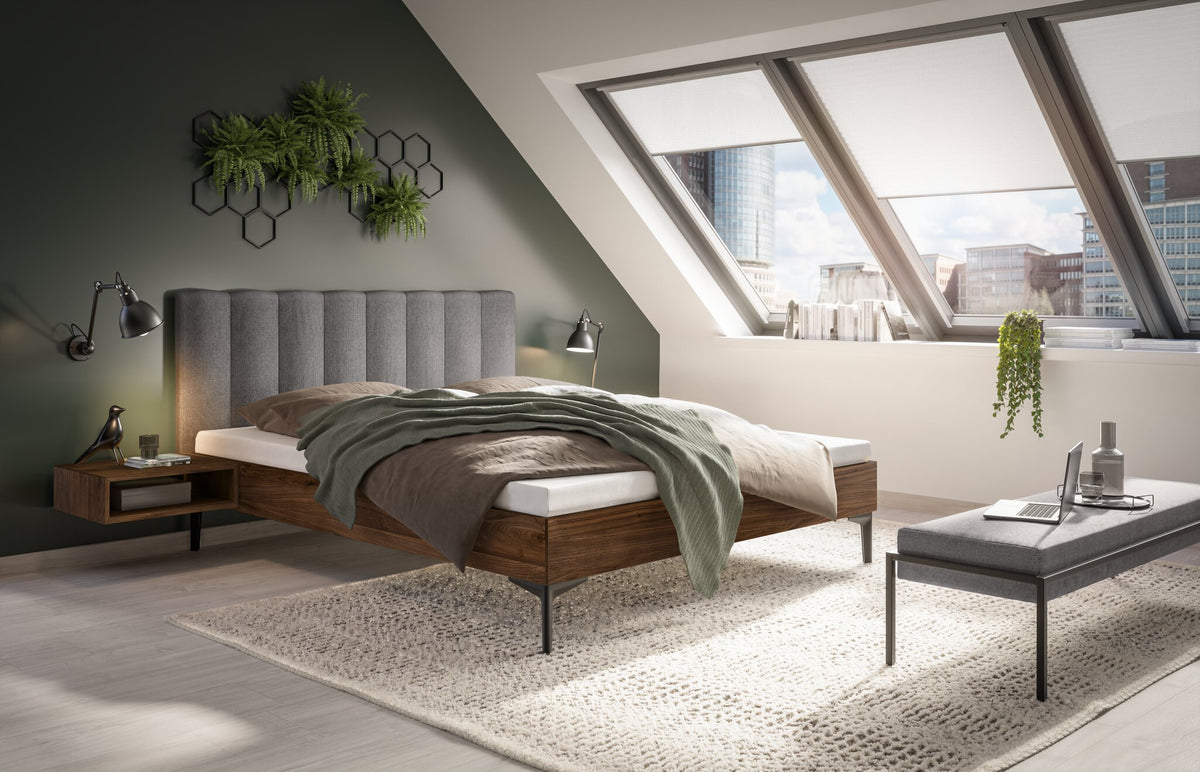 Hasena Donata Massivholzbett mit Polsterkopfteil – 140 x 200 cm, Fusshöhe 25 cm, Nussbaum, geölt, Pace light grey