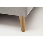Detailansicht Sofabein aus Holz in Eiche, hellgraues Webstoff-Sofa Greta Porto 31, skandinavisches Design