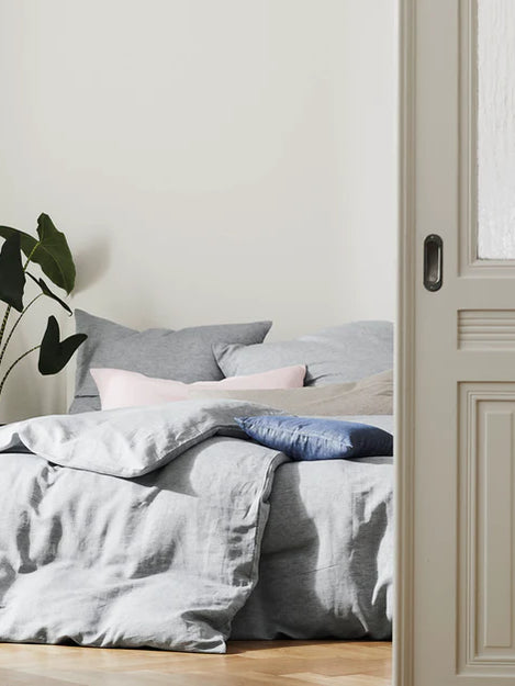 Halbleinen Bettwäsche Breezee in Hellgrau - gemütliches Schlafzimmer mit natürlichen Materialien und modernem Design.