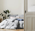 Halbleinen Bettwäsche Breezee in Hellgrau - gemütliches Schlafzimmer mit natürlichen Materialien und modernem Design.