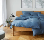 Halbleinen Bettwäsche Breezee in Marine auf Holzbett im modernen Schlafzimmer mit Parkettboden