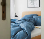 Halbleinen Bettwäsche Breezee in Marine auf Doppelbett mit Holzkopfteil im modernen Schlafzimmer