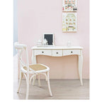 Weißer Holzstuhl Cross mit Rattanflechtung vor einem eleganten Schreibtisch in hellem Kinderzimmer mit rosa Wand.