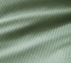 Nahaufnahme grüner Cord-Jersey Bettwäsche mit feinen Rippen und weicher Textur