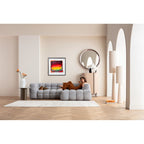 Graues Bubble-Sofa mit Ottomane in modernem Wohnzimmer mit Wandgemälde und Rundspiegel