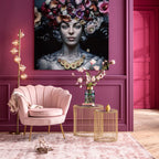 Elegantes Wohnzimmer in Pink mit Samtsessel, Goldtischen, Stehlampe und dekorativem Kunstgemälde einer Frau mit Blumenkranz