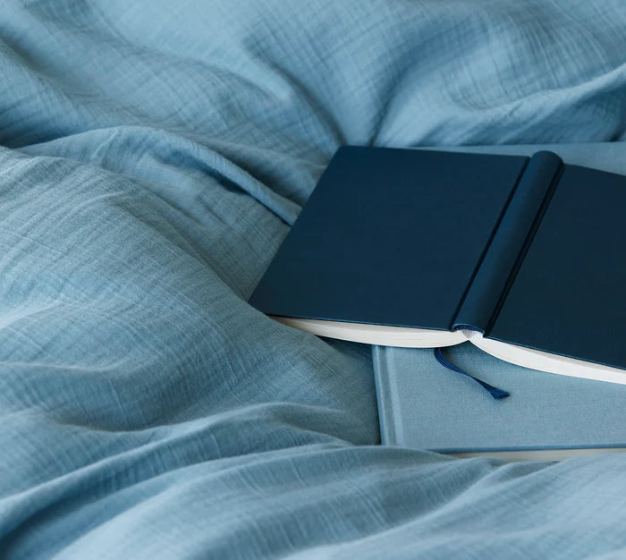 Housse de coussin lisse bleu fumé 50x70