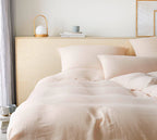 Musselin Bettwäsche Smooth in Hellorange - modernes Schlafzimmer mit hellem Holzbett und minimalistischer Einrichtung