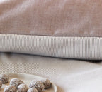Softflanell Wende-Bettwäsche Tender in Braun mit Streifenmuster, Detail-Nahaufnahme mit Pralinen auf Teller
