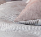 Softflanell Wende-Bettwäsche Tender in Braun – Nahaufnahme des weichen Diagonalgewebes mit zartem Streifenmuster