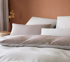 Softflanell Wende-Bettwäsche Tender in Braun auf gemütlichem Doppelbett mit weißen Kissen
