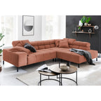 Moderne Eckgarnitur in Terrakotta mit Kissen, Couchtisch und Deko im hellen Wohnzimmer.