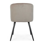 Moderner Polsterstuhl Queen in Samtoptik, Farbe Taupe, mit eleganten schwarzen Metallbeinen.
