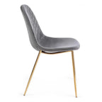 Moderner Stuhl Terry Velvet in Grau mit goldenen Metallbeinen, zeitlos elegantes Designmöbel für Wohnzimmer und Esszimmer.
