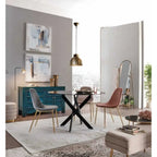 Moderner Esszimmer mit Stuhl Terry Velvet in Pink, Glastisch und blauer Kommode – stilvolles Möbeldesign.