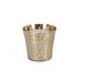 Goldene Kerze im gehämmertem Metalltopf, weißes Wachs mit Docht, elegante Wohnaccessoire