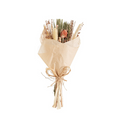 Getrockneter Blumenstrauß in Kraftpapier mit Bast gebunden, natürliche Trockenblumen in Beige und Rosa