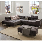 Moderne schwarze Eckcouch Wilson mit Ottomane, Kissen und Wohnzimmer-Einrichtung