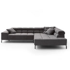 Modulares Ecksofa Wilson in Dunkelgrau mit Kissen und Metallbeinen von vorne.