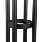 Schwarze Metallstäbe mit Ringverbindung und Schrauben – Detail einer modernen Stehlampe in mattem Schwarz