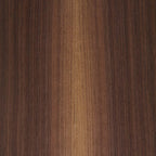 Holzoberfläche aus amerikanischem Nussbaum mit warmem Braunton und feiner Maserung. Ideal für hochwertige Beizentische, Bistrotische oder Bartische, die Eleganz und Stabilität verbinden.